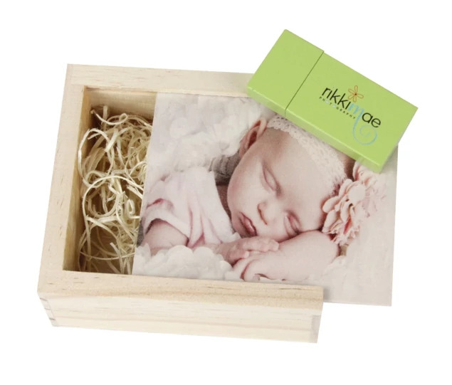 Tyndell Modern Gloss Wood Flash Drive in Dusty Rose showing high gloss coated maple wood surface